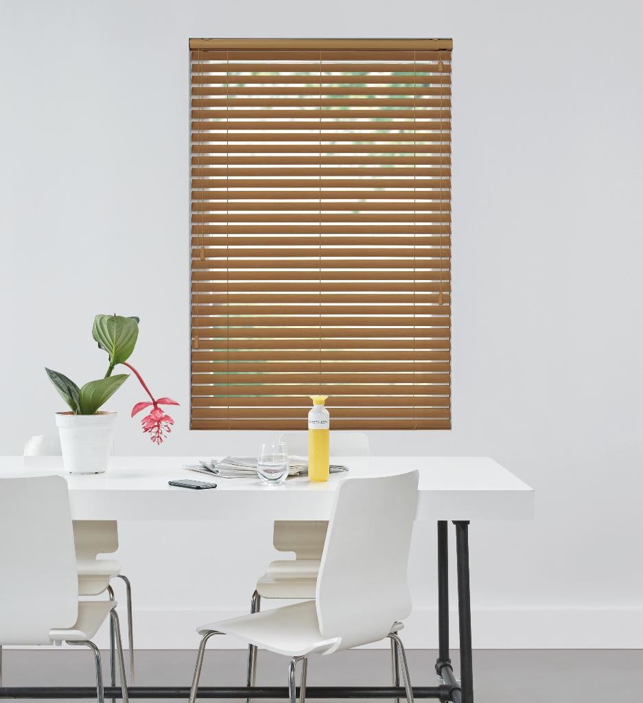 Houten jaloezie met privacysluiting, Ophalen, Bruin, 50 tot 100 cm, Zo goed als nieuw