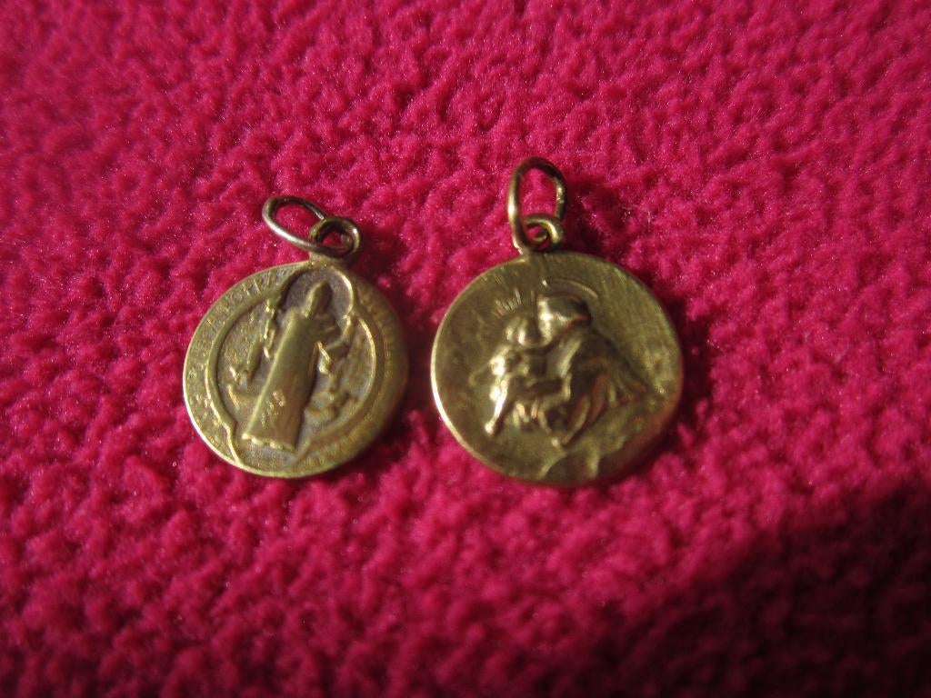 twee bedeltjes., Ophalen, Gebruikt, Sieraad