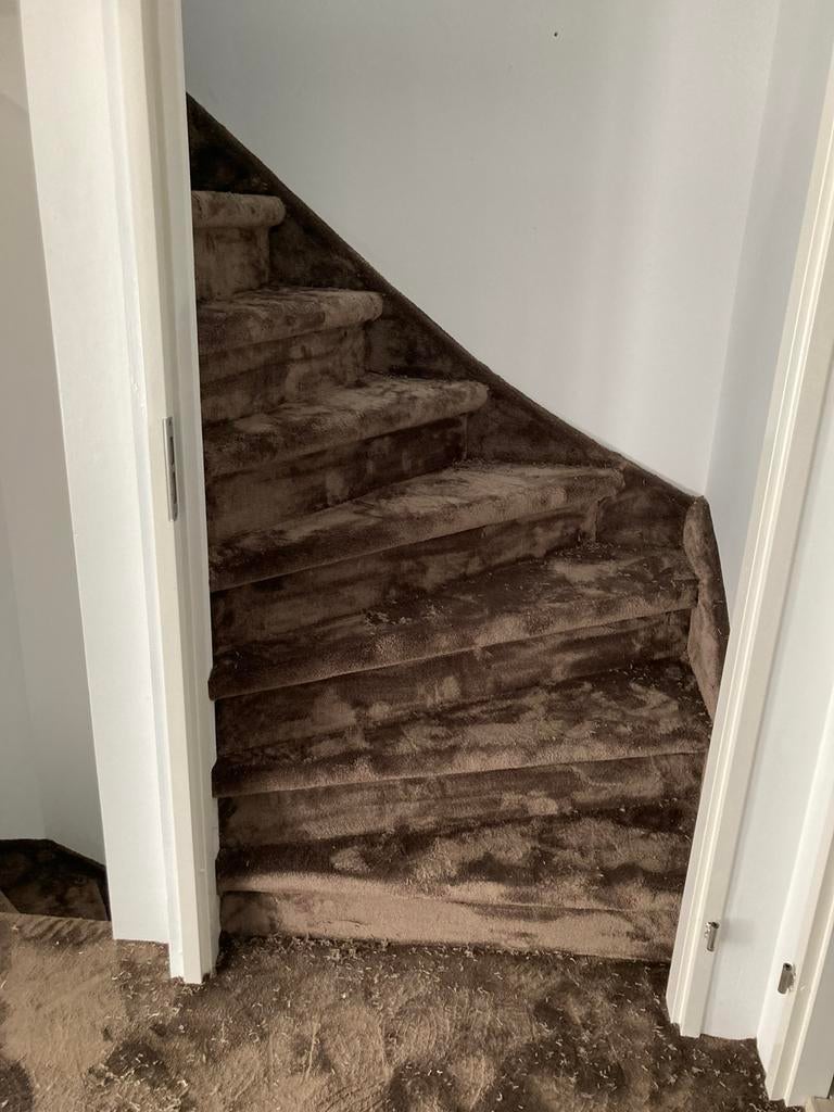 trap gestoffeerd met hoogpolig tapijt, Huis en Inrichting, Stoffering | Vloerbedekking, Ophalen, Hoogpolig Tapijt, Crème, 75 m² of meer