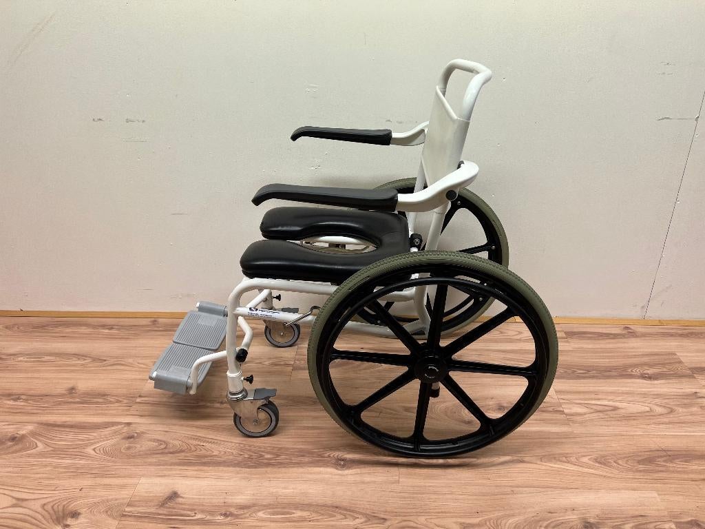 Po stoel douchestoel in 1 met grote wielen zelfrijdend, Ophalen, Zo goed als nieuw