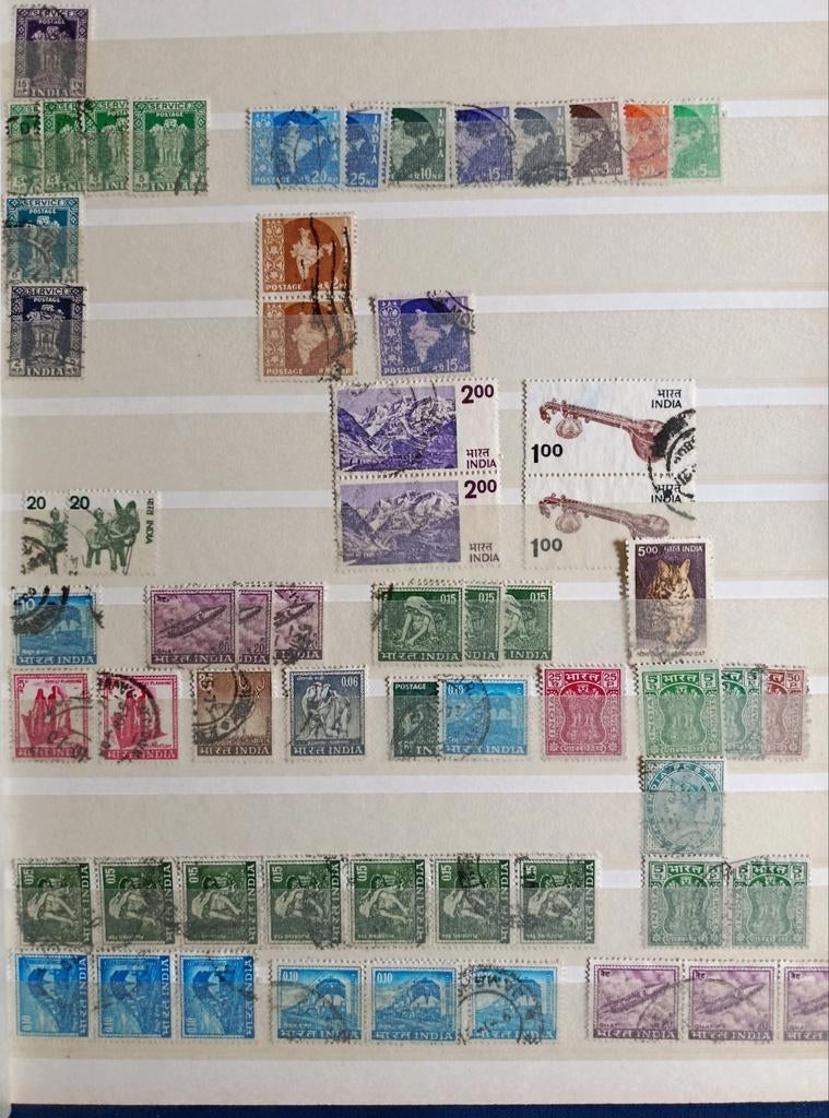 India. Leuk partijtje. Oud, minder oud en enkele met opdruk., Ophalen of Verzenden, Gestempeld, Zuid-Azië