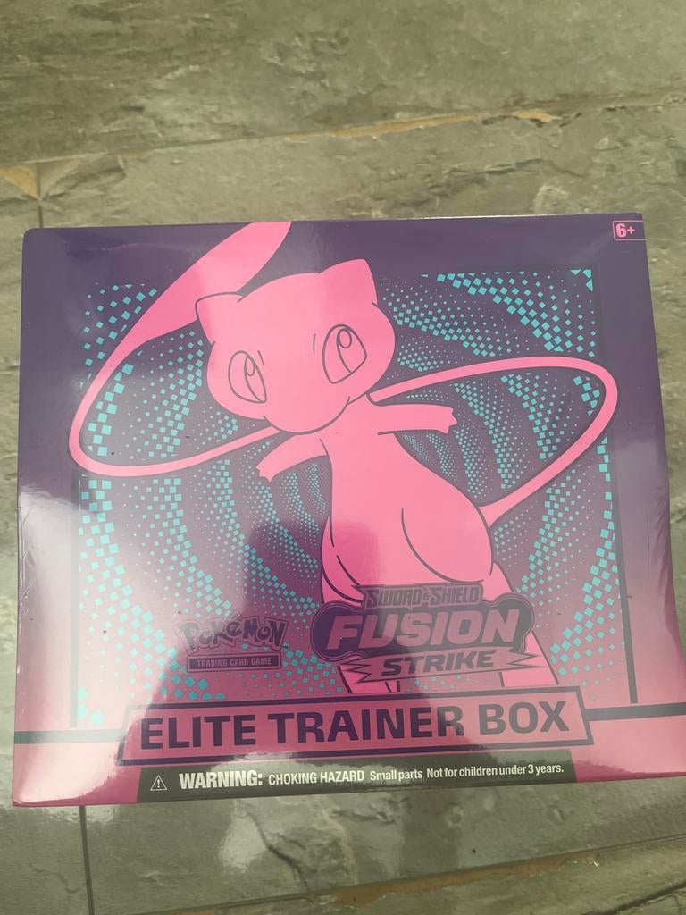 Pokémon Sword & Shield Fusion Strike Elite Trainer Box, Hobby en Vrije tijd, Verzamelkaartspellen | Pokémon, Ophalen of Verzenden