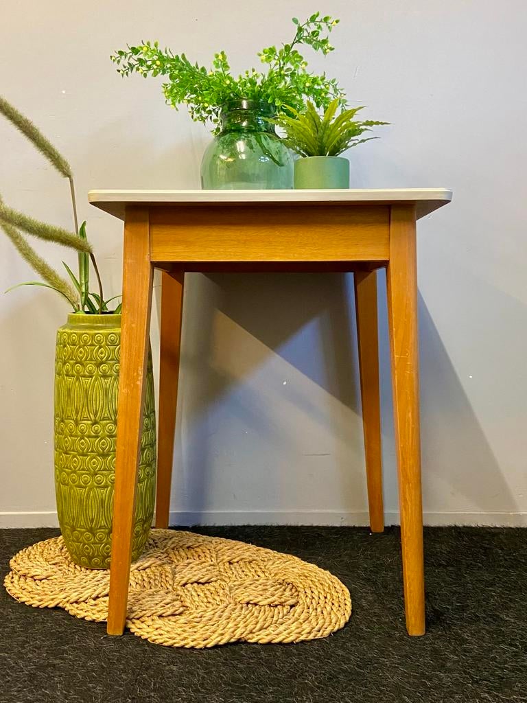 Vintage tafel jaren 50/60 beuken formica retro plantentafel, Huis en Inrichting, Tafels | Bijzettafels, Ophalen, Midcentury retro bruyzeel keukentafel fifties  bijzettafel