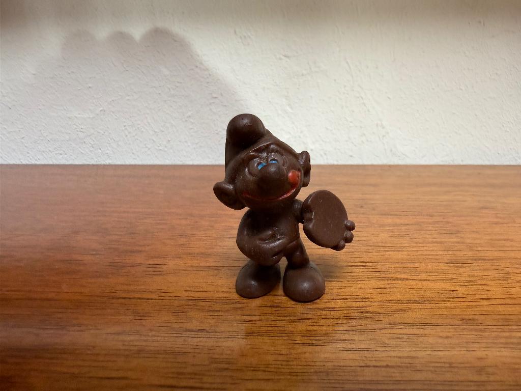 Smurf met koek – bruinkleurig, Verzamelen, Smurfen, Ophalen of Verzenden, Gebruikt, Overige Smurfen, Poppetje, Figuurtje of Knuffel