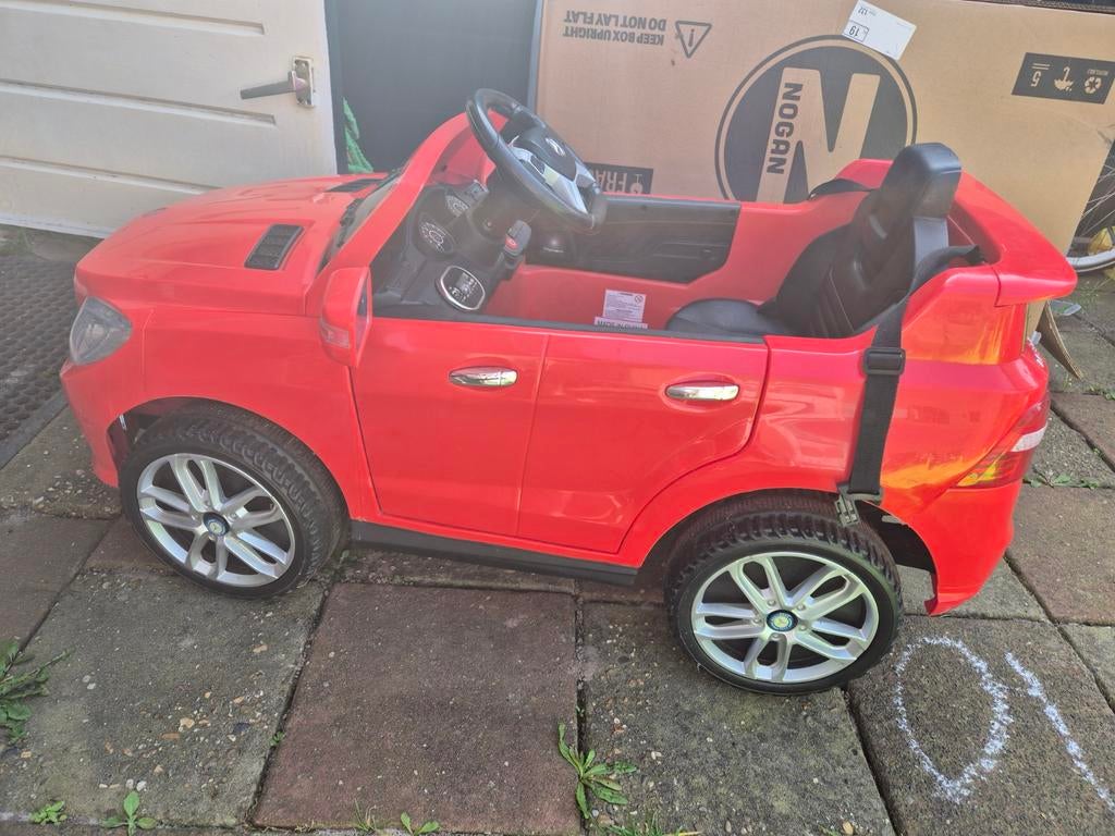 Rode Mercedes-Benz elektrische kinderauto, Kinderen en Baby's, Speelgoed | Speelgoedvoertuigen, Ophalen, Gebruikt, Afstandsbediening