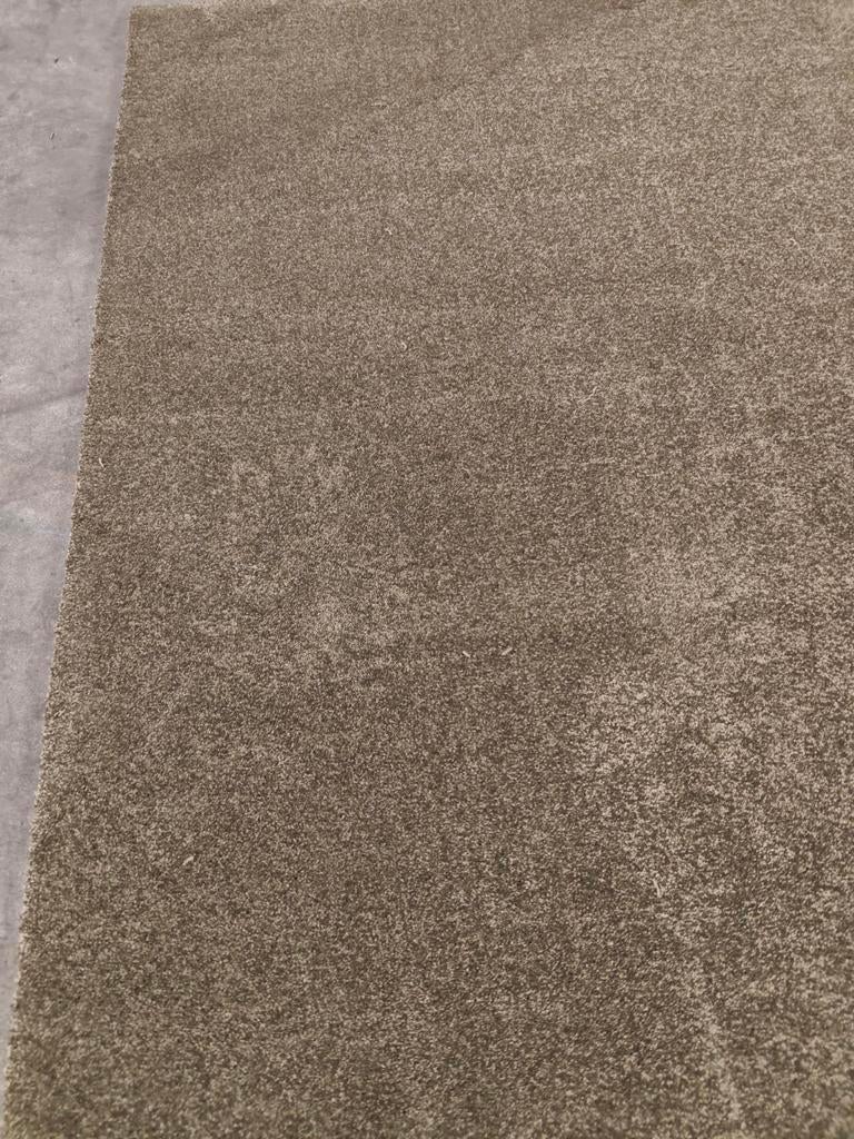 Prachtige coupon olijfgroene super zacht tapijt 8.90 x 400, Huis en Inrichting, Stoffering | Vloerbedekking, Ophalen, Nieuw, Minder dan 10 m²