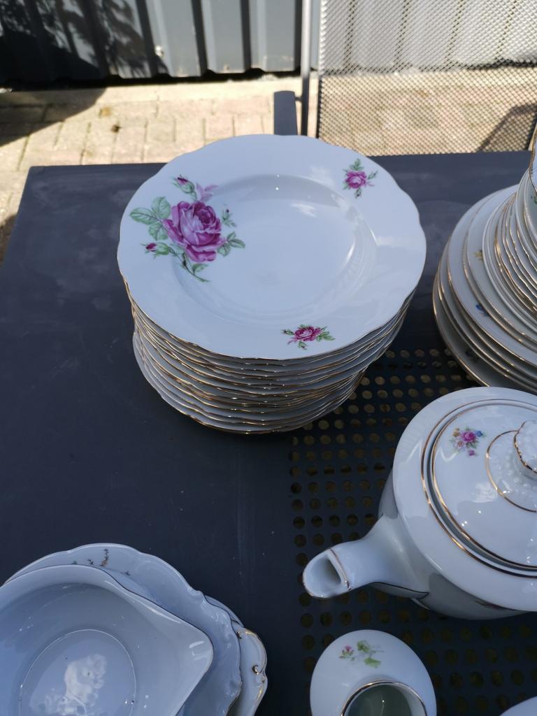 Servies gebloemd, Ophalen