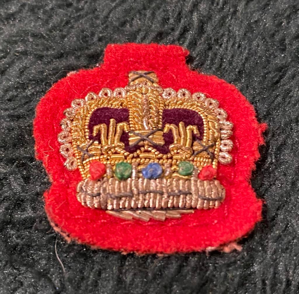 Embleem badge militaire kroon leger uniform oorlog, Ophalen of Verzenden, Gebruikt, Overige applicaties