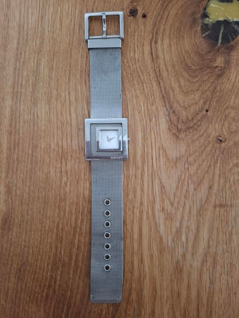 Stijlvol DKNY Horloge - Zilverkleurig met Mesh Band. Rvs., Sieraden, Tassen en Uiterlijk, Horloges | Dames, Ophalen, Staal, Gebruikt