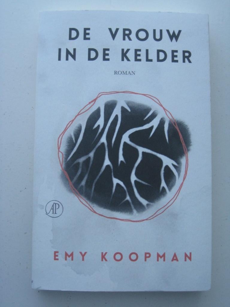 Emy Koopman – De vrouw in de kelder, Boeken, Literatuur, Zo goed als nieuw, Nederland, Ophalen of Verzenden