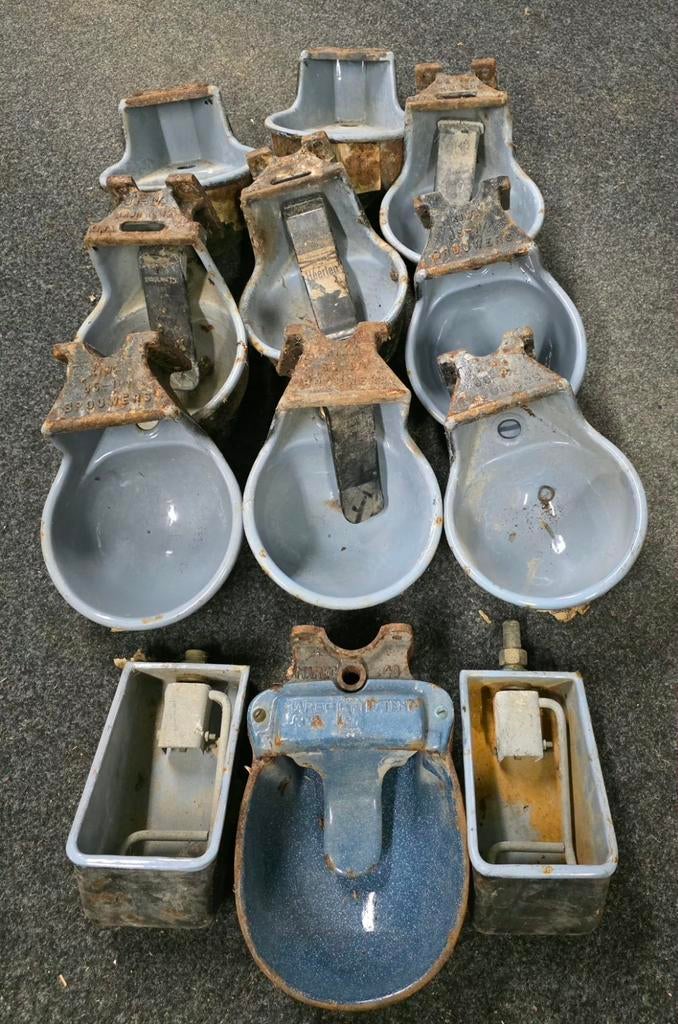 12 stuks emaille gietijzeren vee koe drinkbakken, Antiek en Kunst, Curiosa en Brocante, Ophalen of Verzenden