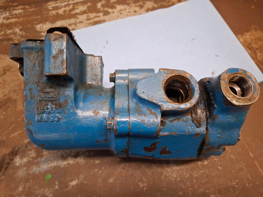 Ford 2/3000 oliepomp  en hendelventiel   81821210, Ophalen of Verzenden