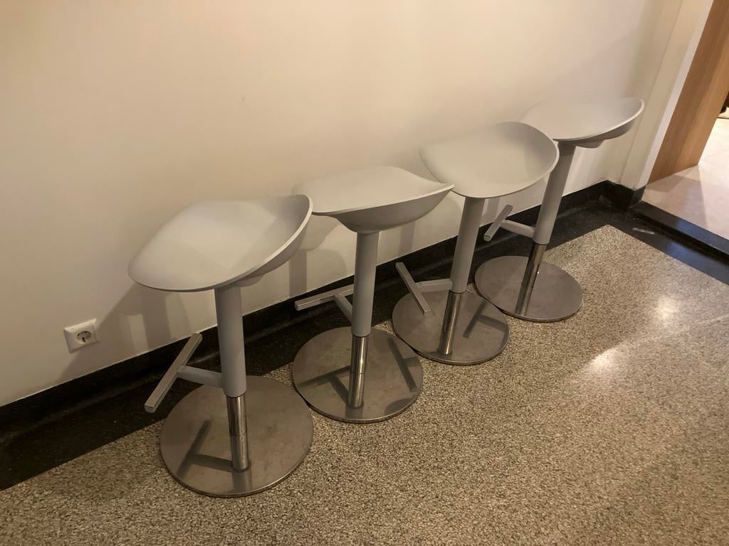 Set van 4 grijze barkrukken (Janinge ikea) met metalen voet, Ophalen, Kunststof, Gebruikt, Met voetsteun
