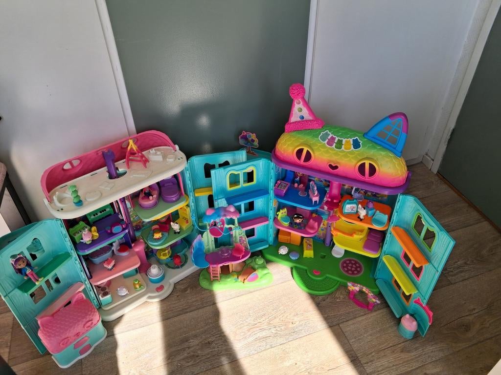 Hello gaby 2 huizen met veel accessoirres, Kinderen en Baby's, Speelgoed | Poppenhuizen, Ophalen, Zo goed als nieuw, Poppenhuis