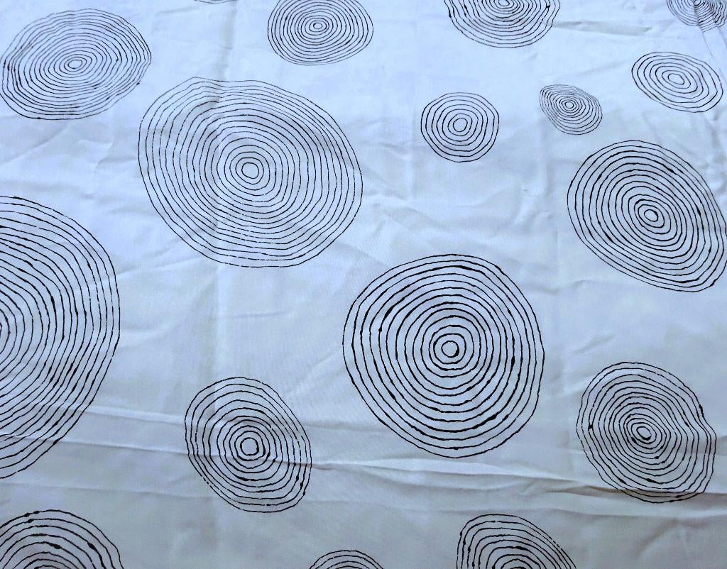 Grote witte lap met zwarte cirkel lijntjes 140 x 300 cm, Overige materialen, Gebruikt, Verzenden, 120 cm of meer