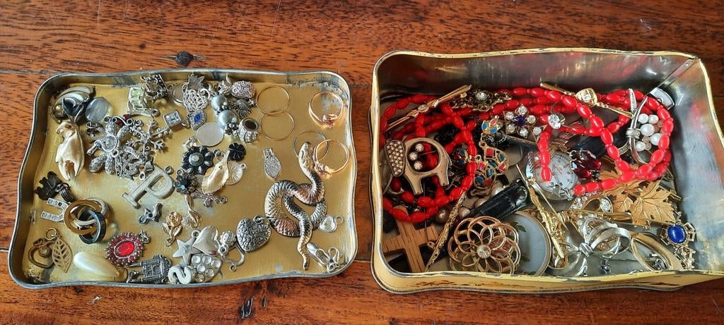 Lot antieke sieraden in antiek blik, Ophalen of Verzenden, Overige materialen, Overige typen, Met edelsteen