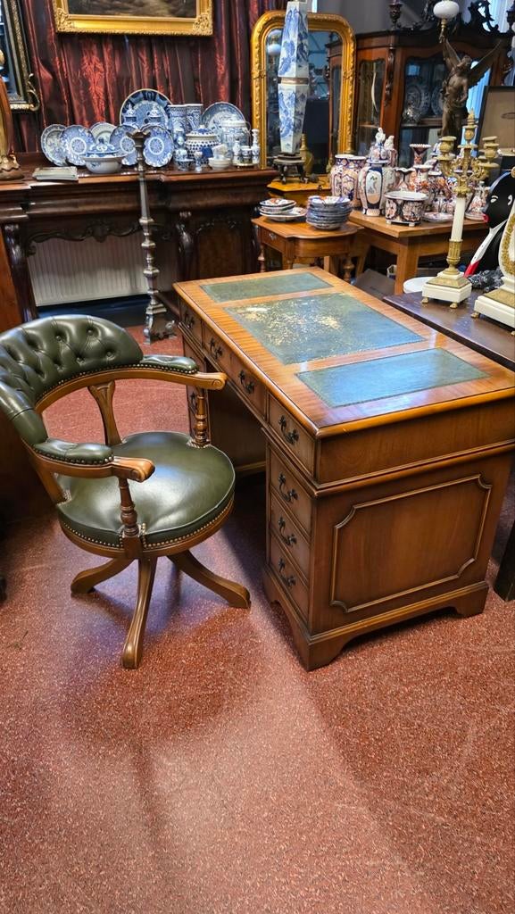 Notenhouten Chesterfield bureau met leren stoel, Ophalen of Verzenden