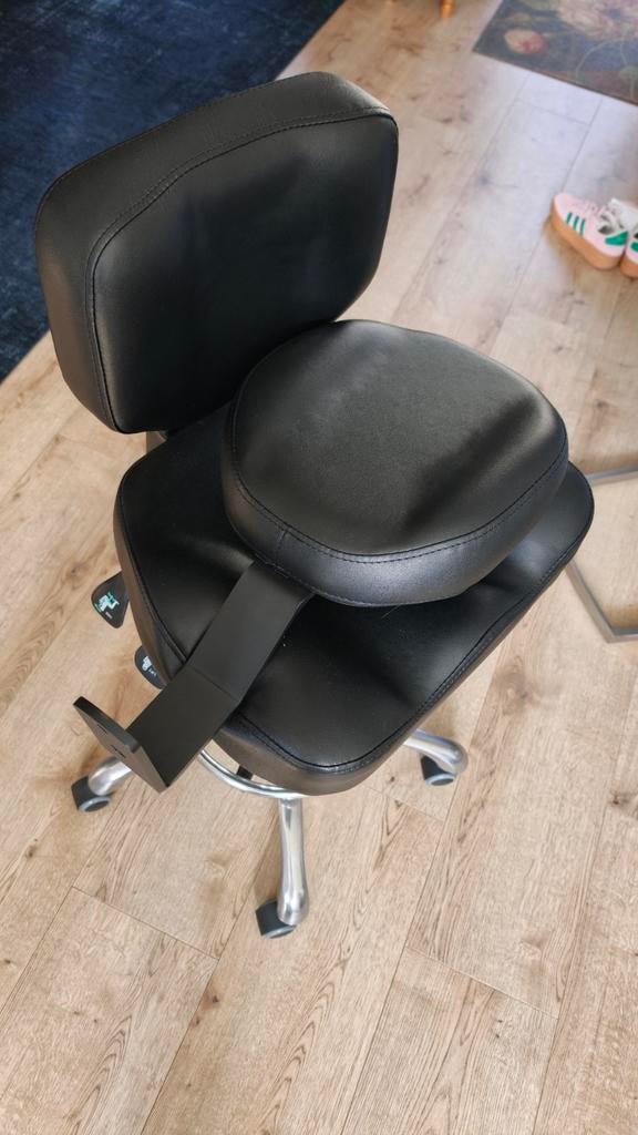 Ergonomische kruk met buiksteun, Ophalen