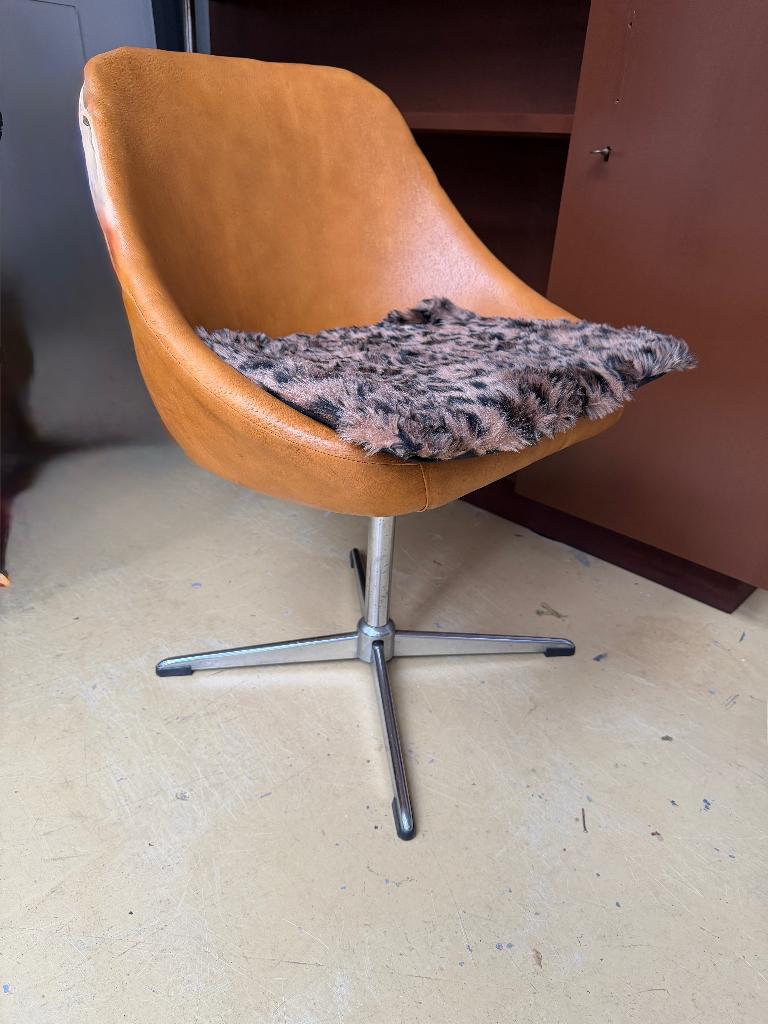 Leuke compacte vintage fauteuil, skai bekleding met kussen, Ophalen, Gebruikt, Minder dan 75 cm, 50 tot 75 cm
