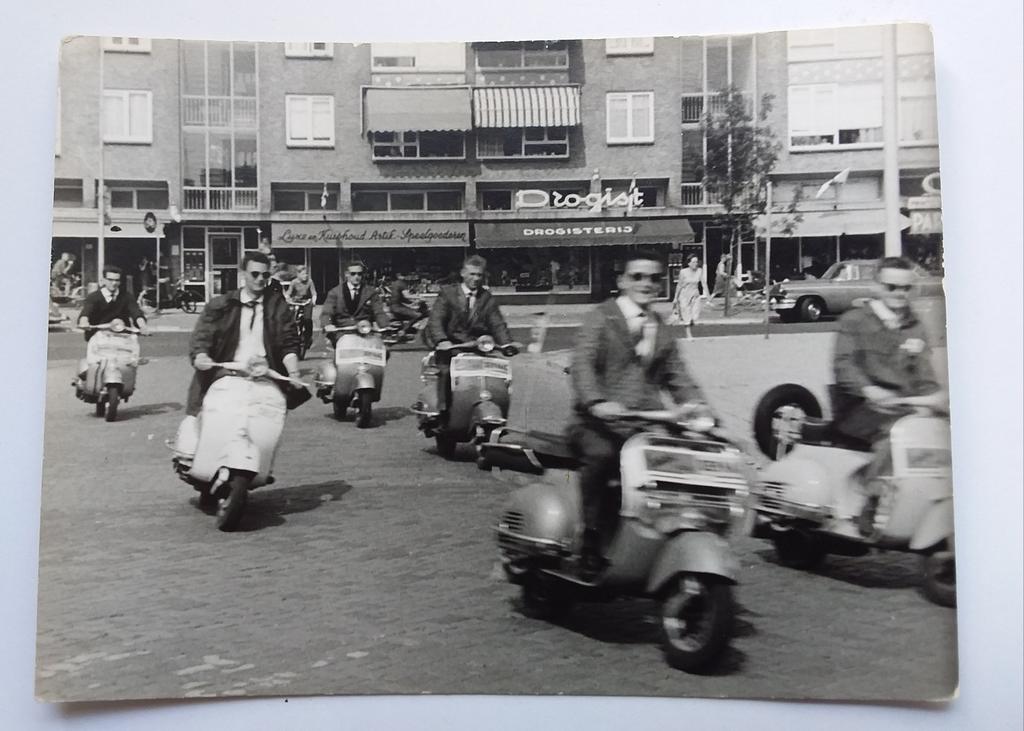 Vintage foto scooterclub, ca. jaren '60, 13x9,5 cm, 1960 tot 1980, Gebruikt, Verzenden, Foto