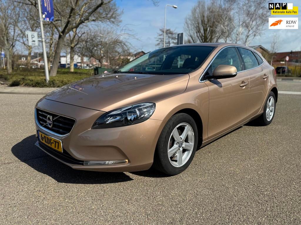 Volvo V40 1.6 D2 Momentum / airco / cruise.control / navi /, Voorwielaandrijving, Euro 5, Gebruikt, Zwart