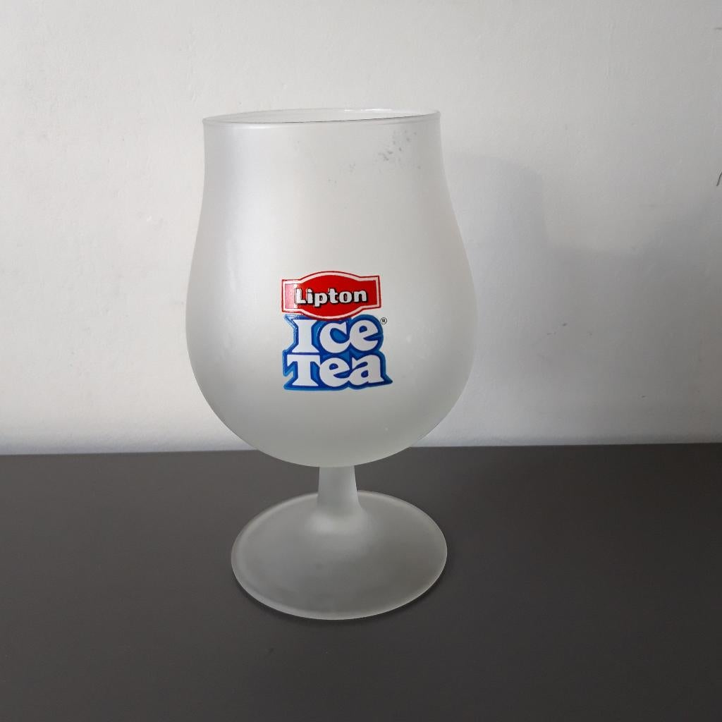 Lipton Ice Tea glas op voet frosted mat glas origineel, Ophalen of Verzenden, Gebruikt, Frisdrankglas