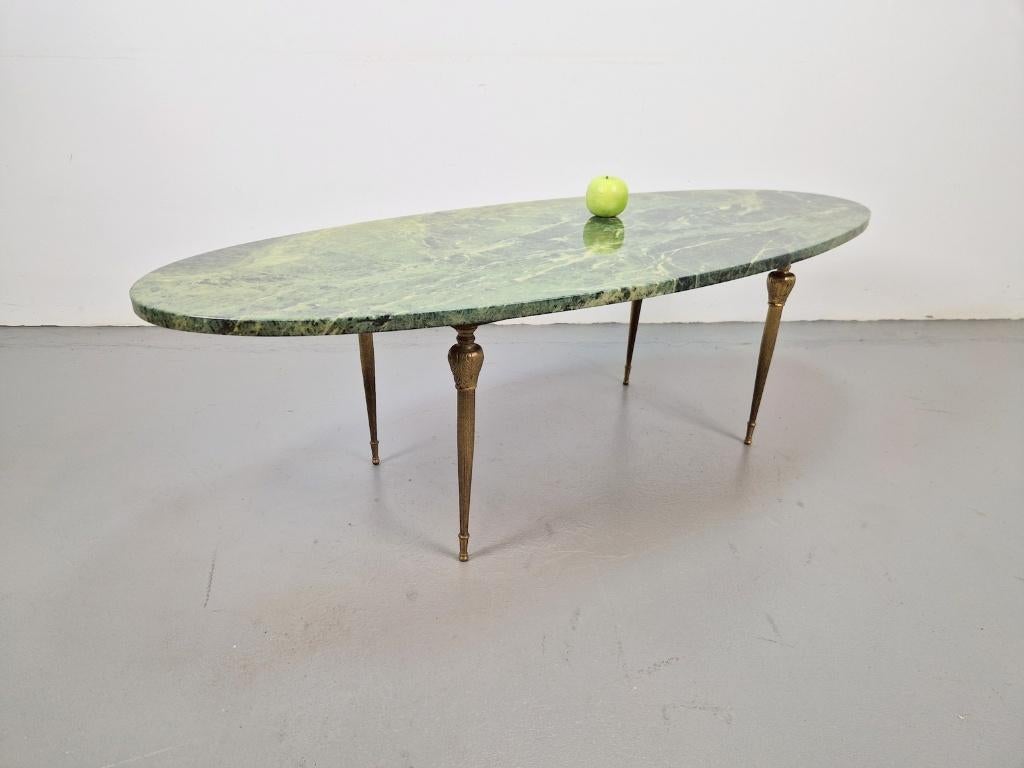 Vintage Ovale salontafel groen marmer messing France ´50, Huis en Inrichting, Tafels | Salontafels, Gebruikt, Minder dan 50 cm