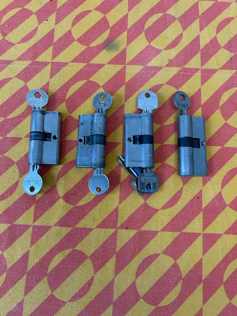 Set van 4 cilindersloten met sleutels, Ophalen of Verzenden, Gebruikt, Overige materialen, Slot