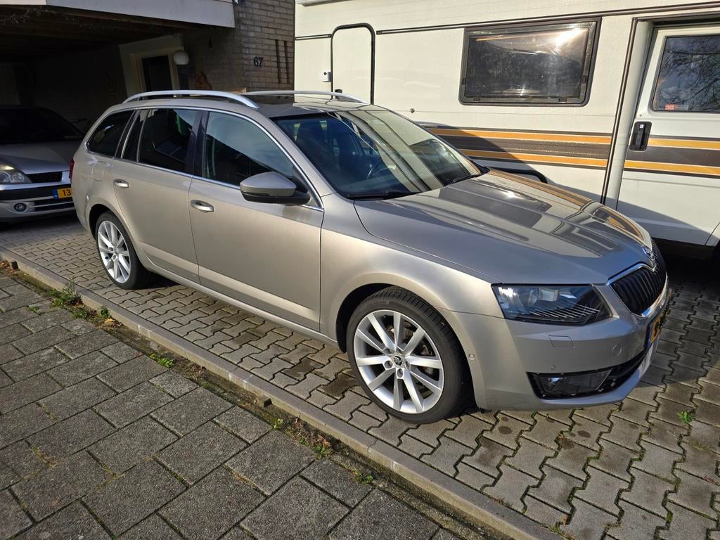 Skoda Octavia 1.2 TSI 77KW Comdi DSG 2014 Beige, Auto's, Skoda, Stof, Zwart, 4 cilinders, USB