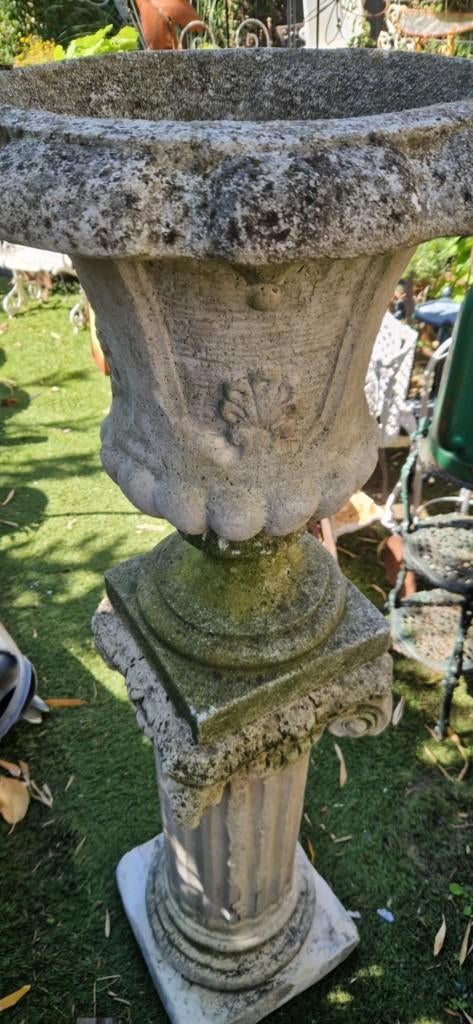 sierlijke brocante tuinvaas van beton op sokkel(brocante), Ophalen, Gebruikt