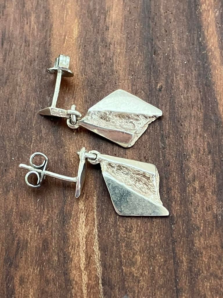 Fins design oorstekers AKT, Ophalen of Verzenden, Zo goed als nieuw, Zilver, Overige materialen