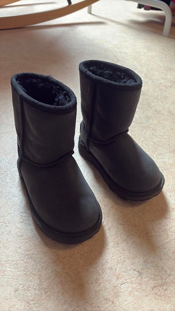 UGG origineel maat 25 zwart, Ophalen of Verzenden, Zo goed als nieuw, Jongen of Meisje, Laarzen