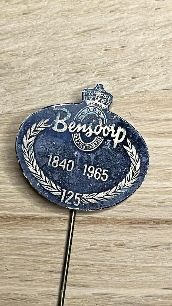 Bensdorp 125 jaar Speldje 1840-1965, Verzamelen, Speldjes, Pins en Buttons, Gebruikt, ?, Speldje of Pin, Merk