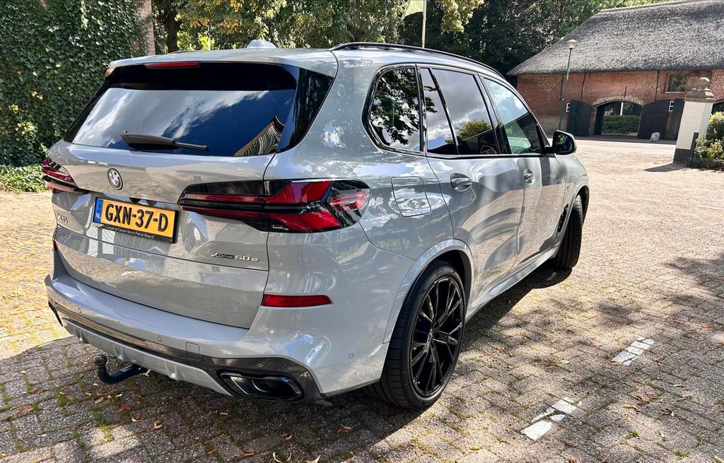 BMW X5 Xdrive50e 490 PK H&K PANO HEAD-UP 22” Aut 2023 BTW, Bedrijf, Vierwielaandrijving, Hybride Elektrisch/Benzine, Dealer onderhouden