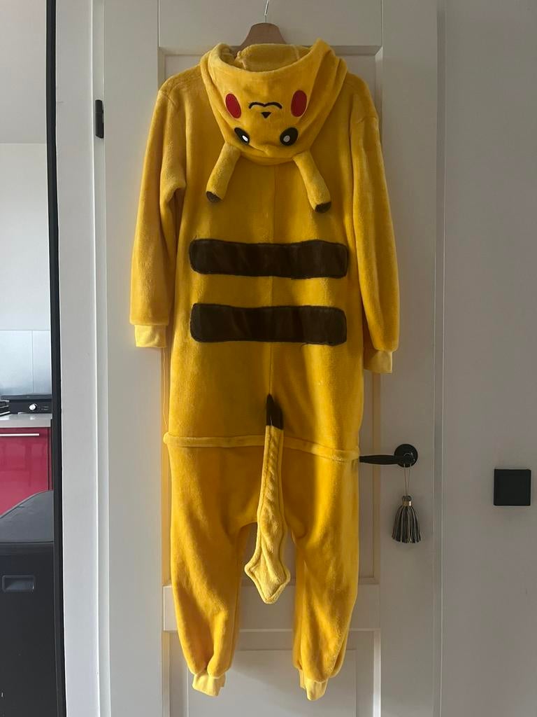 Carnaval pak / onesie Pikachu maat S, Ophalen of Verzenden, Zo goed als nieuw