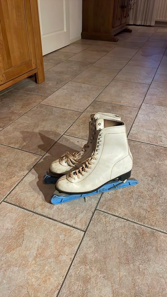 Kunstschaatsen maat 39, Ophalen of Verzenden, Zo goed als nieuw, Zwart, Sneakers of Gympen