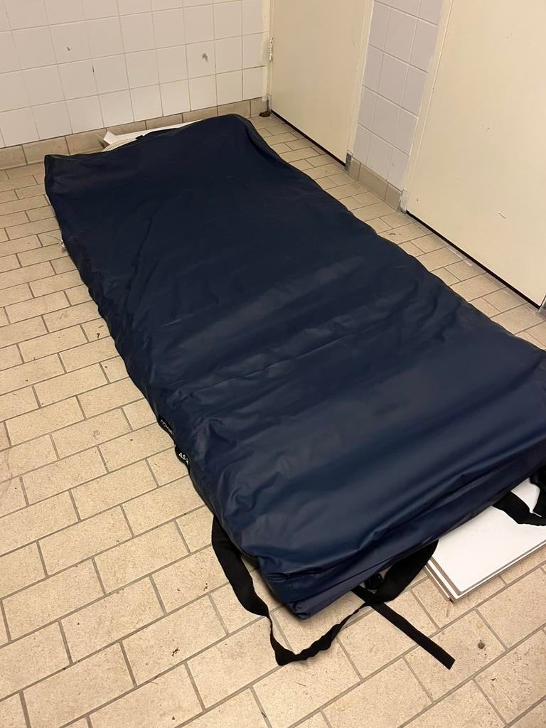 Novacare anti-decubitus wisseldruk matras met pomp, Diversen, Verpleegmiddelen, Ophalen, Zo goed als nieuw