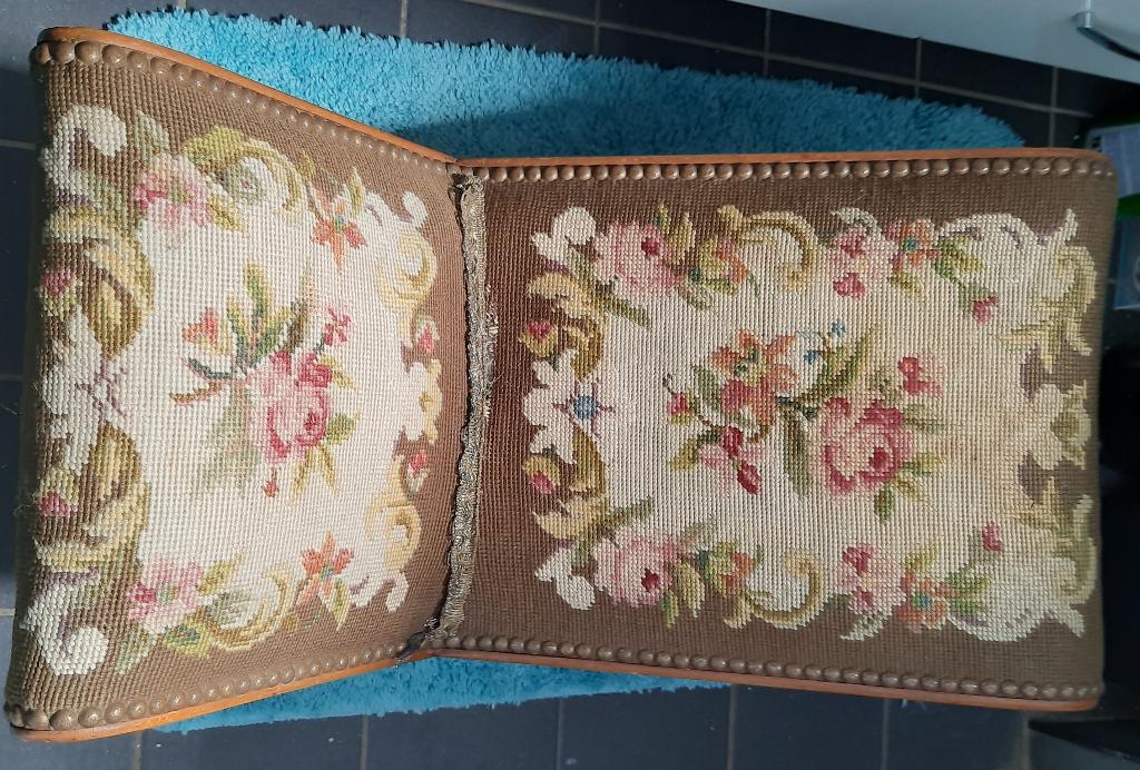 Mooie gobelin geborduurde voetenschommel, Ophalen, Minder dan 50 cm, Gebruikt, 50 tot 75 cm