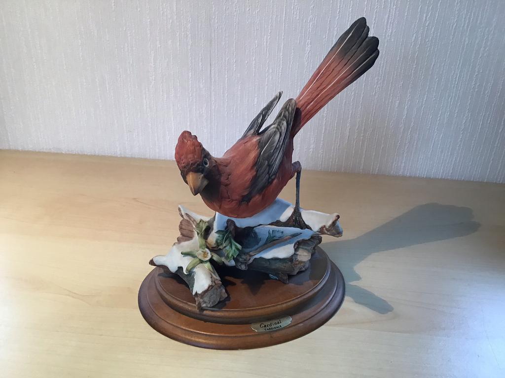 Porcelein kuif Cardinal op plancet hoog 25 cm, Ophalen, Gebruikt