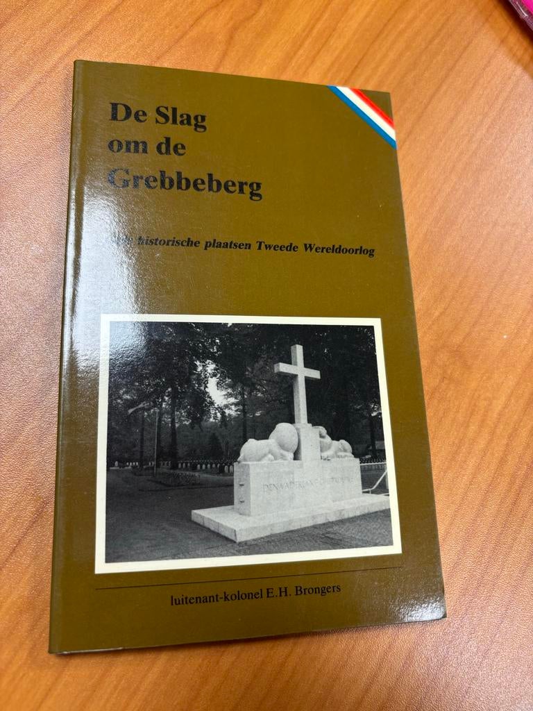 De Slag om de Grebbeberg - Brongers, Boeken, Oorlog en Militair, Gelezen, Landmacht, Tweede Wereldoorlog, Ophalen of Verzenden