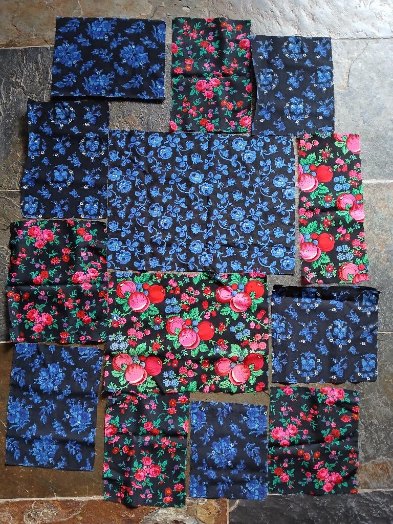 13 antieke klederdrachtstof lapjes Staphorst, Gebruikt, Wol, Overige kleuren, Ophalen of Verzenden