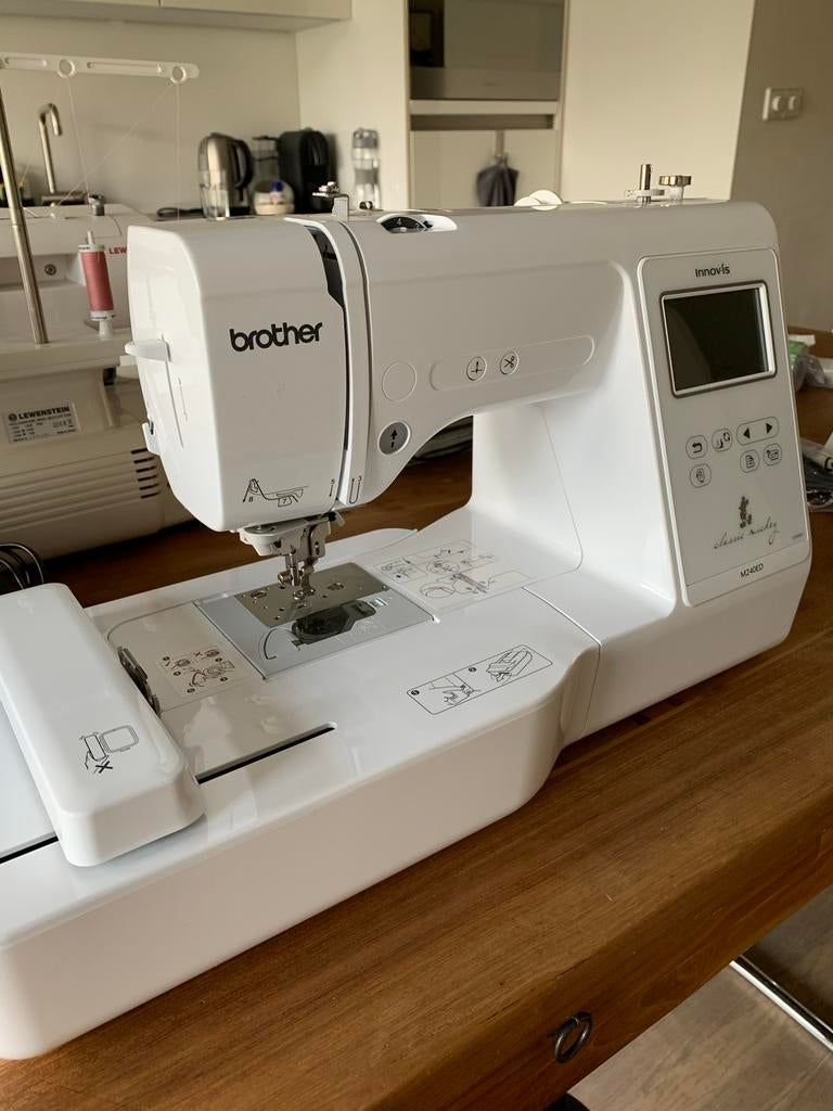 Brother Innov-is M240ED Borduurmachine, Hobby en Vrije tijd, Naaimachines en Toebehoren, Ophalen, Zo goed als nieuw, Naaimachine