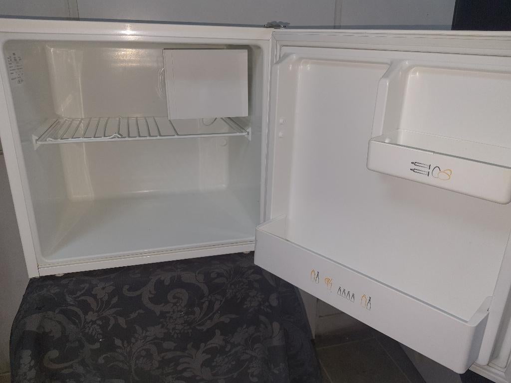 Zanussi Mini koelkast met Kleine vriesvak Werkt Uitstekend, Witgoed en Apparatuur, Koelkasten en IJskasten, Ophalen, Minder dan 85 cm