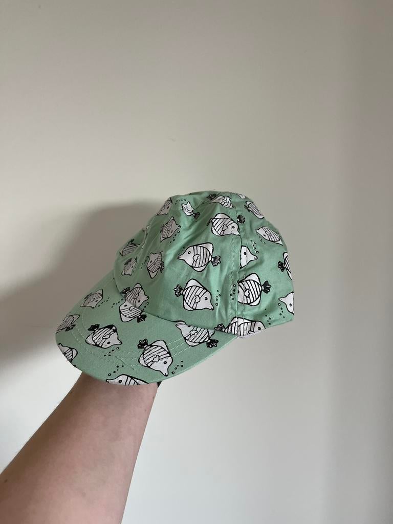 Mintgroene pet met witte vissen, maat 9 tot 18 maanden Hema, Kinderen en Baby's, Babykleding | Petten en Hoeden, Ophalen of Verzenden