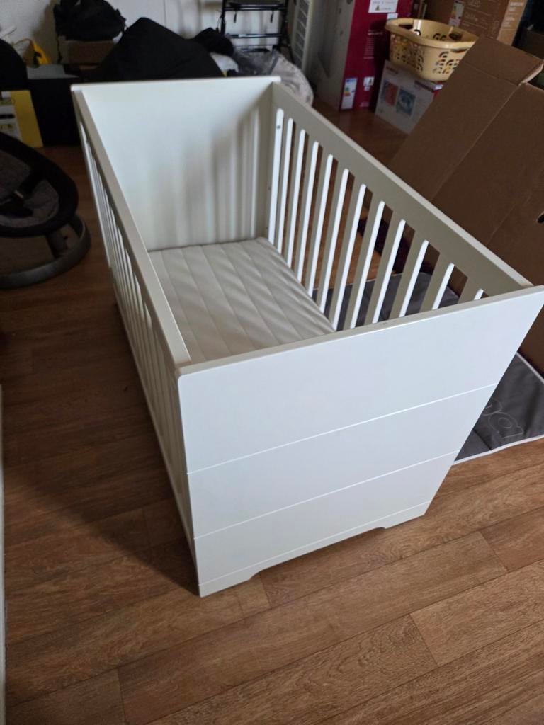 Kinderbed / Ledikant 120x60 met dik matras (schoon), Ophalen, Zo goed als nieuw, Ledikant