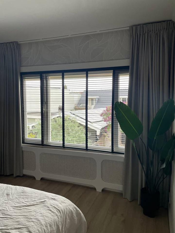 Houten jaloezieën 35mm zwart, Huis en Inrichting, Stoffering | Gordijnen en Lamellen, Zo goed als nieuw, 100 tot 150 cm, 200 cm of meer