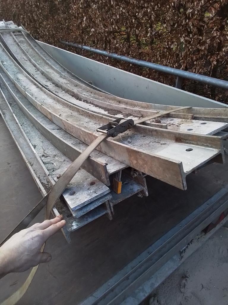 Geboogen h balk voor brug, Ophalen