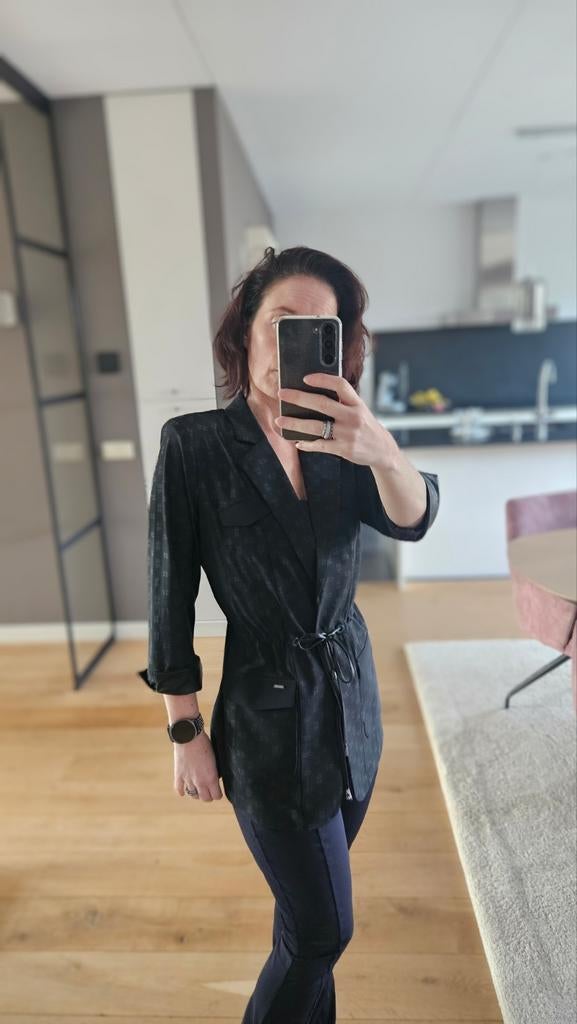 ZIP73 blazer zwart logo print XS (valt als S) (nieuw), Kleding | Dames, Jasjes, Kostuums en Pakken, Ophalen of Verzenden