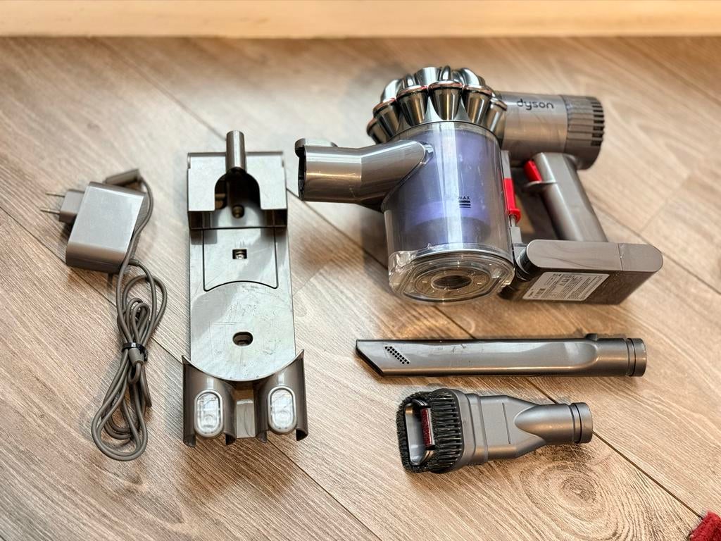 Dyson V6 stofzuiger met lader, muurbeugel en opzetstukjes., Ophalen of Verzenden, Gebruikt, Reservoir, Stofzuiger
