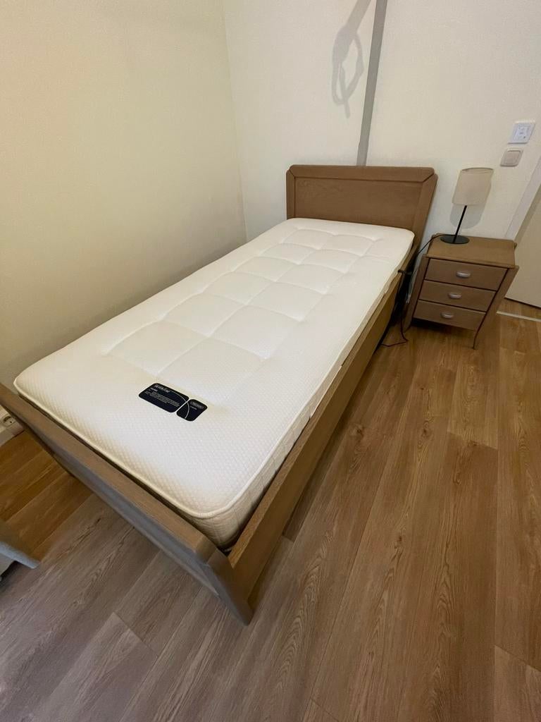 Ledikant eikenhout elektrisch verstelbaar met nachtkastje, Huis en Inrichting, Slaapkamer | Complete slaapkamers, Zo goed als nieuw